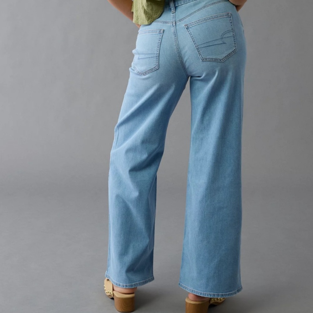 American Eagle Dreamy Drape Stretch Curvy Super High-Waisted Baggy Wide-Leg Jean - Picture 4 of 10